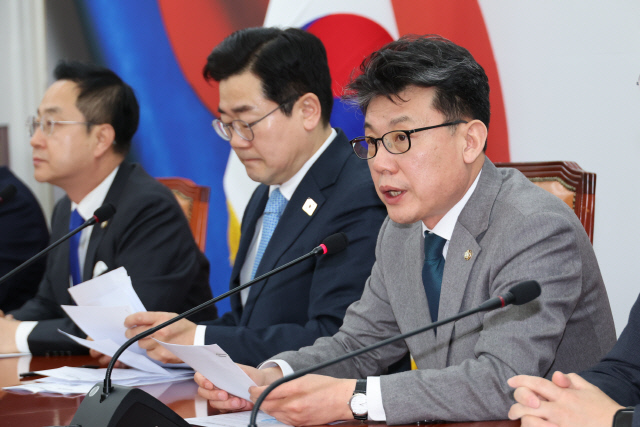 진성준(오른쪽) 더불어민주당 정책위의장이 지난 11일 서울 여의도 국회에서 열린 원내대책회의에서 발언하고 있다. [연합뉴스]